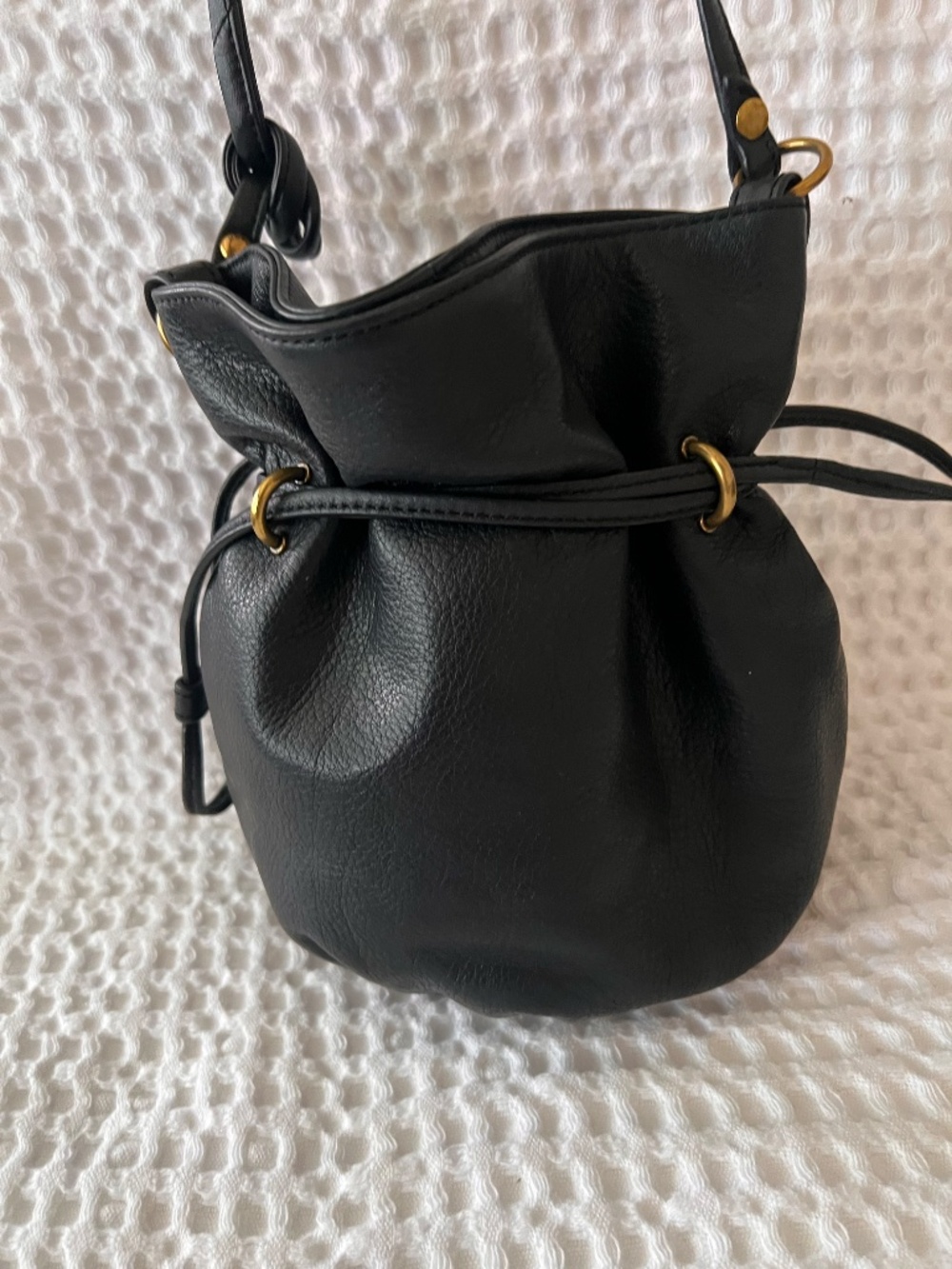 HOBO Black Pebbled Leather Bucket Bag Crossbody Drawstring Brass Hardware - Picture 4 of 16